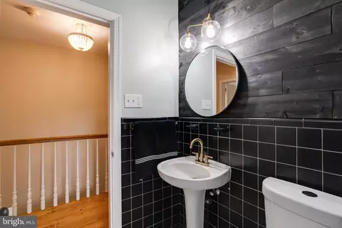 Bath - 101 E Highfield Rd, Baltimore, MD 21218 photo 4 of 9