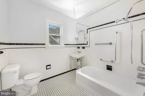 Bath - 4112 Marx Ave, Baltimore, MD 21206 photo 1 of 3