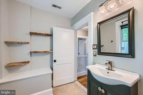 Bath - 818 Glen Allen Dr, Baltimore, MD 21229 photo 2 of 3