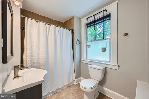 Bath - 818 Glen Allen Dr, Baltimore, MD 21229 photo 1 of 3