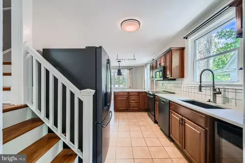 Entry Way - 818 Glen Allen Dr, Baltimore, MD 21229 photo 1 of 4