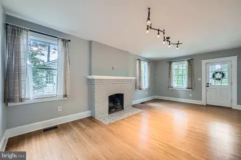 Living - 818 Glen Allen Dr, Baltimore, MD 21229 photo 2 of 3
