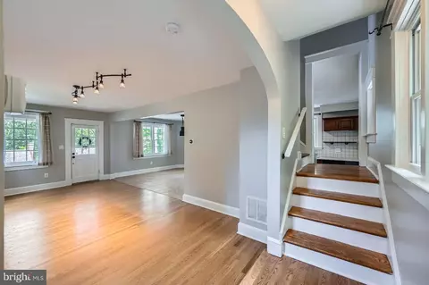 Entry Way - 818 Glen Allen Dr, Baltimore, MD 21229 photo 2 of 4