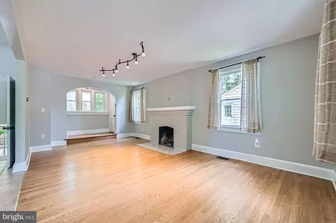Living - 818 Glen Allen Dr, Baltimore, MD 21229 photo 3 of 3