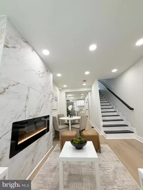 Entry Way - 2112 Llewelyn Ave, Baltimore, MD 21213 photo 3 of 18