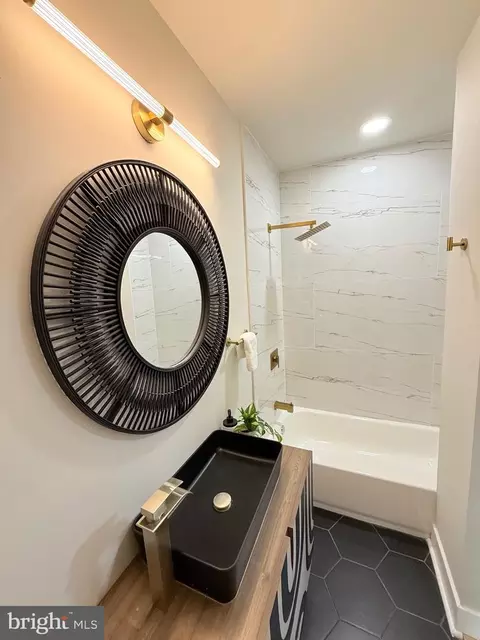 Bath - 2112 Llewelyn Ave, Baltimore, MD 21213 photo 3 of 7