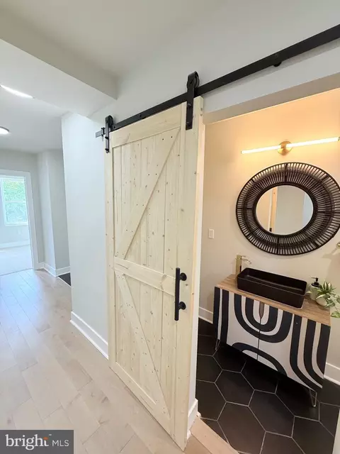Entry Way - 2112 Llewelyn Ave, Baltimore, MD 21213 photo 10 of 18