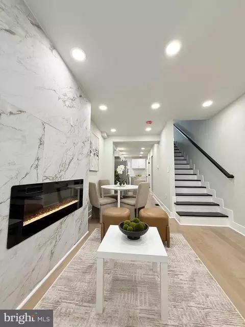 Entry Way - 2112 Llewelyn Ave, Baltimore, MD 21213 photo 4 of 18