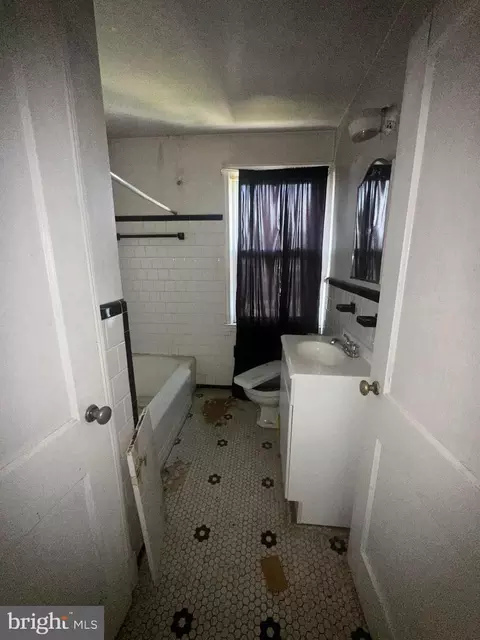 Entry Way - 3548 Elmora Ave, Baltimore, MD 21213 photo 5 of 6