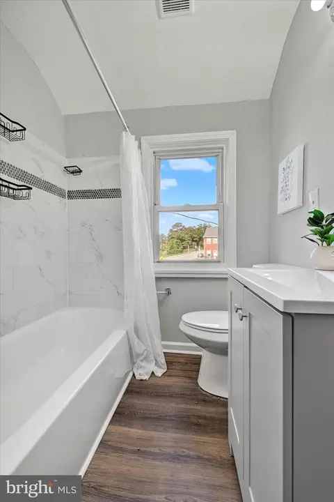 Bath - 1076 Tunbridge Rd, Baltimore, MD 21212 photo 2 of 3