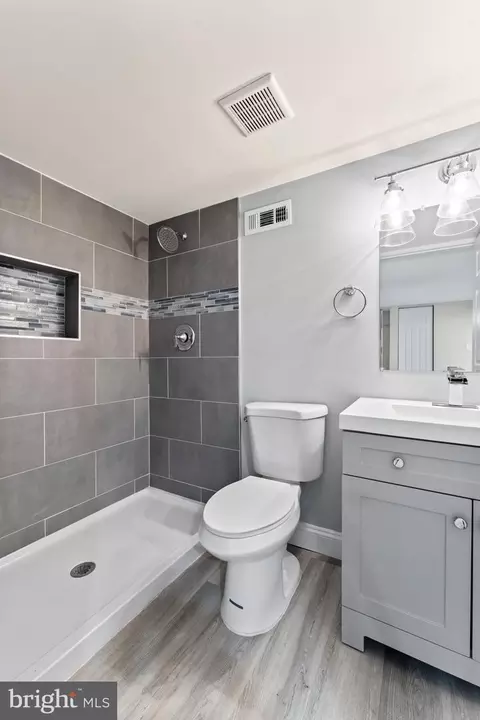 Bath - 103 N Athol Ave, Baltimore, MD 21229 photo 2 of 2