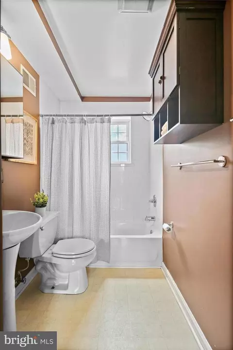 Bath - 31 S Ann St, Baltimore, MD 21231 photo 2 of 3
