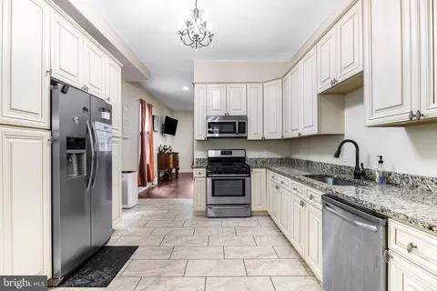 Entry Way - 2807 Ailsa Ave, Baltimore, MD 21214 photo 2 of 4