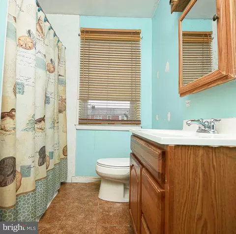 Bath - 1225 Silverthorne Rd, Baltimore, MD 21239 photo 1 of 2