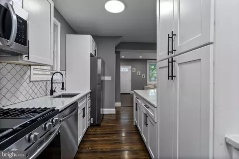 Entry Way - 3303 Richmond Ave, Baltimore, MD 21213 photo 5 of 10