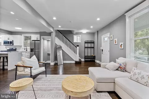 Entry Way - 3303 Richmond Ave, Baltimore, MD 21213 photo 2 of 10