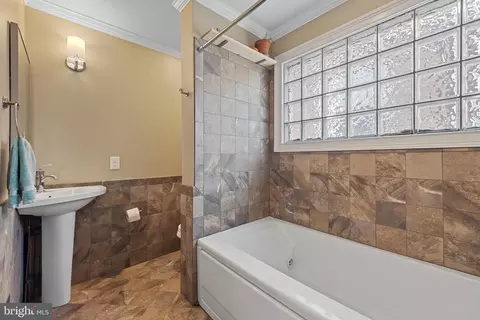 Bath - 3006 Dillon St, Baltimore, MD 21224 photo 3 of 4
