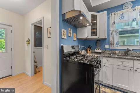 Entry Way - 5012 Catalpha Rd, Baltimore, MD 21214 photo 4 of 8