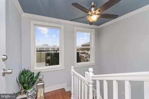 Entry Way - 217 E Cross St, Baltimore, MD 21230 photo 11 of 13