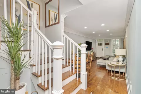 Entry Way - 217 E Cross St, Baltimore, MD 21230 photo 3 of 13