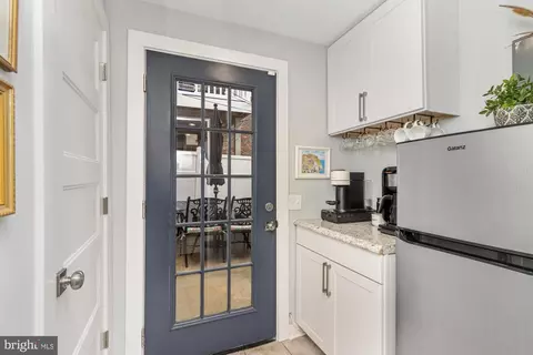 Entry Way - 217 E Cross St, Baltimore, MD 21230 photo 5 of 13