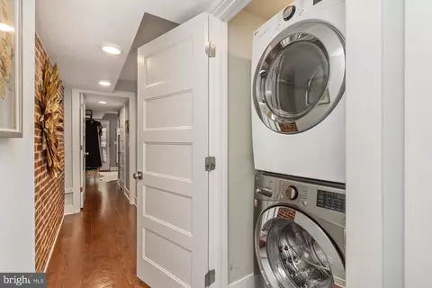 Entry Way - 217 E Cross St, Baltimore, MD 21230 photo 9 of 13