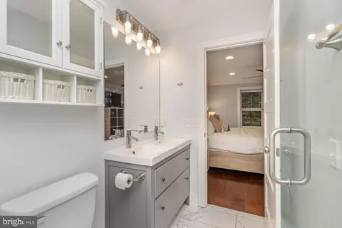 Bath - 217 E Cross St, Baltimore, MD 21230 photo 3 of 7