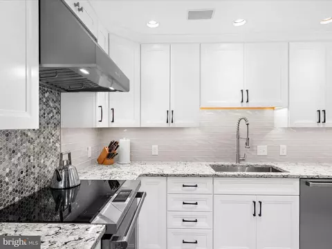 Kitchen - 10 E Lee St #2405, Baltimore, MD 21202 photo 2 of 5