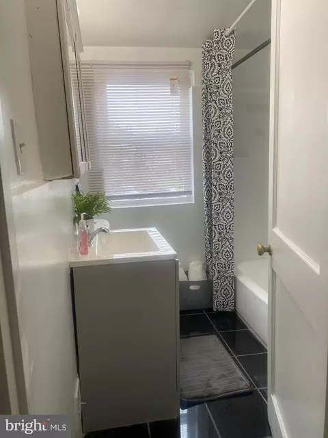 Bath - 5757 Edgepark Rd, Baltimore, MD 21239 photo 5 of 5