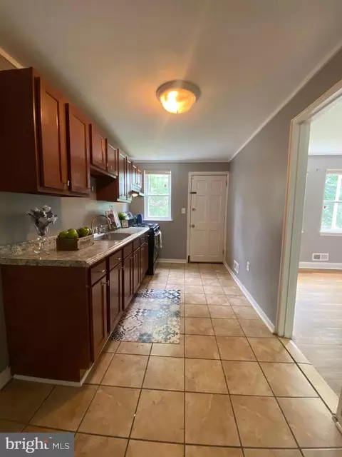 Entry Way - 5757 Edgepark Rd, Baltimore, MD 21239 photo 5 of 9