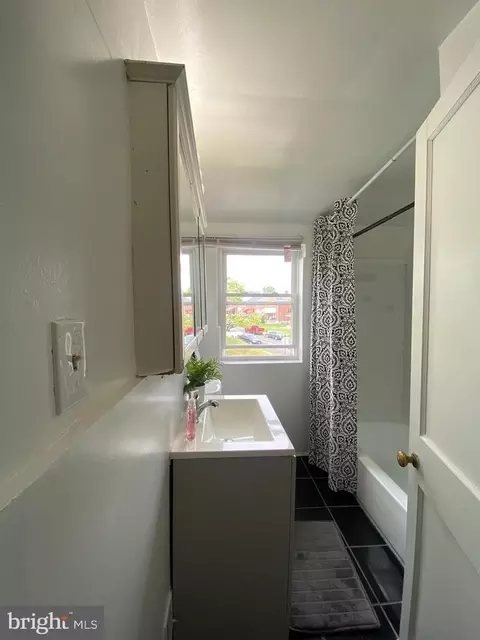 Bath - 5757 Edgepark Rd, Baltimore, MD 21239 photo 4 of 5