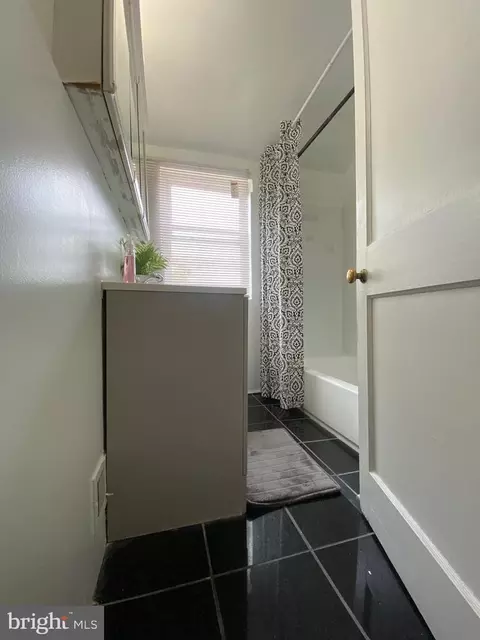 Bath - 5757 Edgepark Rd, Baltimore, MD 21239 photo 2 of 5