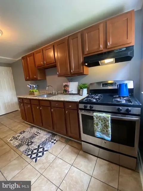 Kitchen - 5757 Edgepark Rd, Baltimore, MD 21239 photo 5 of 10