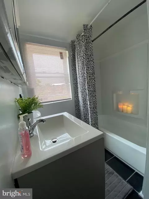 Bath - 5757 Edgepark Rd, Baltimore, MD 21239 photo 3 of 5