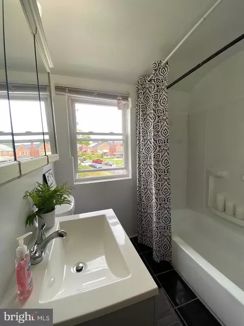 Bath - 5757 Edgepark Rd, Baltimore, MD 21239 photo 1 of 5