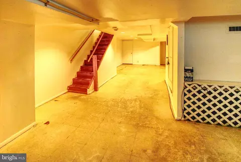 Entry Way - 2828 Pelham Ave, Baltimore, MD 21213 photo 6 of 6