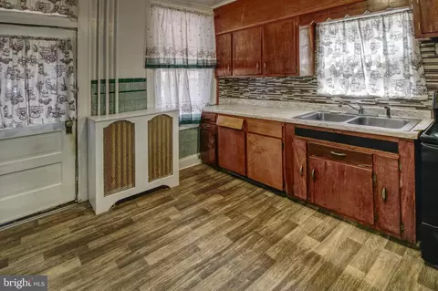 Entry Way - 2828 Pelham Ave, Baltimore, MD 21213 photo 2 of 6