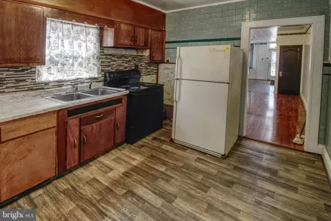 Entry Way - 2828 Pelham Ave, Baltimore, MD 21213 photo 3 of 6