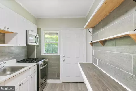 Entry Way - 2106 Cloville Ave, Baltimore, MD 21214 photo 4 of 5