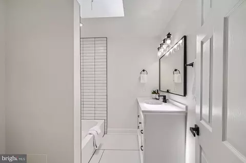 Bath - 5106 Pembridge Ave, Baltimore, MD 21215 photo 2 of 3