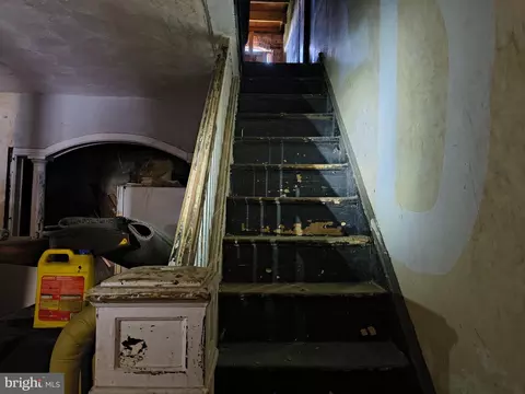 Entry Way - 635 S Pulaski St, Baltimore, MD 21223 photo 3 of 7