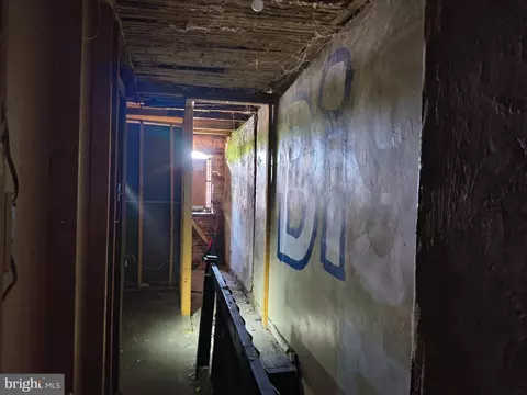 Entry Way - 635 S Pulaski St, Baltimore, MD 21223 photo 4 of 7