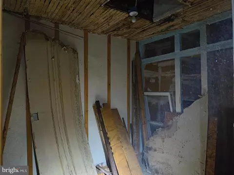 Entry Way - 635 S Pulaski St, Baltimore, MD 21223 photo 5 of 7