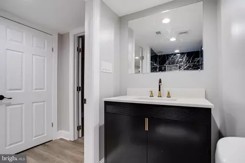 Bath - 5002 Chalgrove Ave, Baltimore, MD 21215 photo 5 of 6