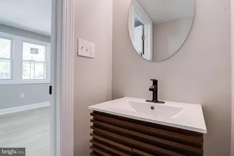 Entry Way - 5002 Chalgrove Ave, Baltimore, MD 21215 photo 3 of 10