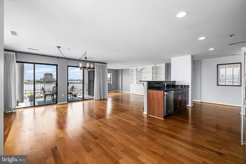 Living - 2702 Lighthouse Pt E #638, Baltimore, MD 21224 photo 3 of 11