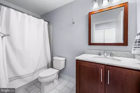 Bath - 2702 Lighthouse Pt E #638, Baltimore, MD 21224 photo 1 of 2