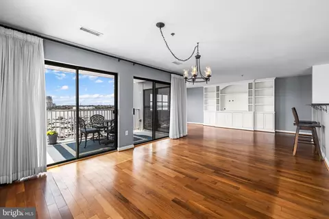 Living - 2702 Lighthouse Pt E #638, Baltimore, MD 21224 photo 4 of 11
