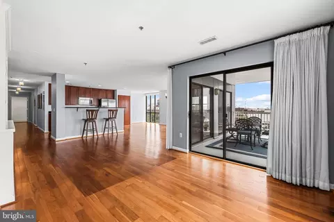 Living - 2702 Lighthouse Pt E #638, Baltimore, MD 21224 photo 7 of 11