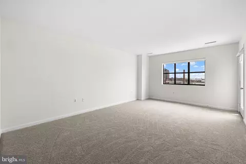 Living - 2702 Lighthouse Pt E #638, Baltimore, MD 21224 photo 11 of 11